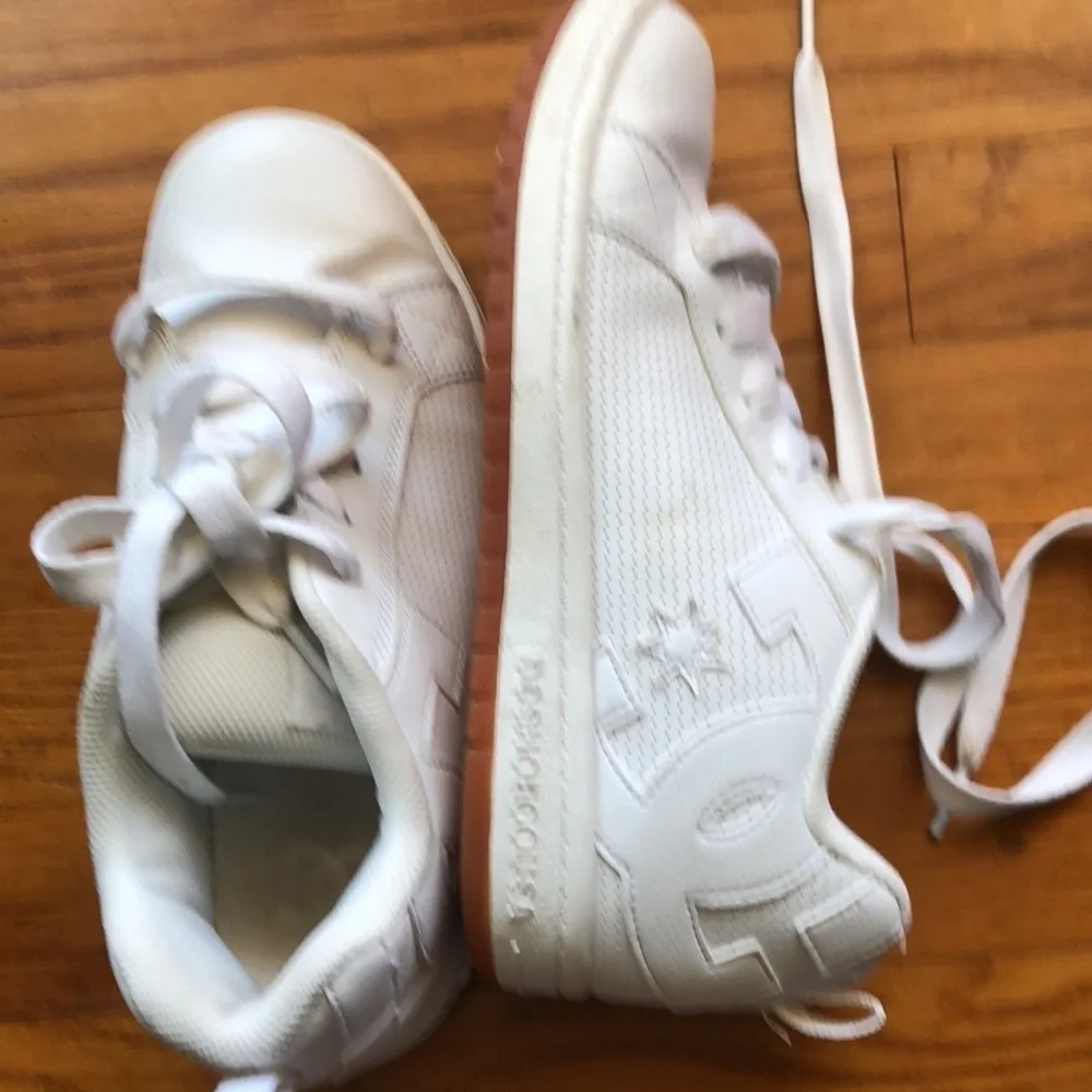 Girls white tennis shoes size 6,5
